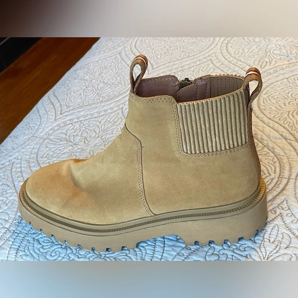 Madewell lug boots - tan. Size 7.5 - Picture 2 of 5